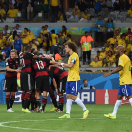 Los jugadores alemanes celebran uno de los goles ante los lamentos de los brasileños. PEDRO UGARTE / AFP
