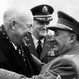 Abrazo entre Franco y Eisenhower en la base militar de Torrejón de Ardoz en 1959. JAIME PATO (Archivo/EFE)