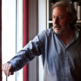 El escritor Julio Llamazares en su casa de Madrid.- JAIRO VARGAS