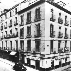 El Corte Inglés toma su nombre de una pequeña sastrería fundada en 1890 y situada entre las calles Preciados, Carmen y Rompelanzas, de Madrid