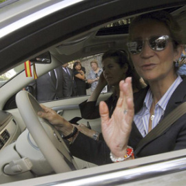 La infanta Elena habla con los medios de comunicación a la entrada esta mañana a la Fundación Ramón Areces.