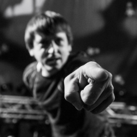 Xosé Bocixa, cantante de Zënzar y autor del documental 'A ceo aberto', sobre el conflicto de As Encrobas. / JUAN LUIS RÚA