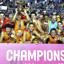 La selección española celebra el oro conseguido en el Eurobasket disputado en el mes de junio en Francia.