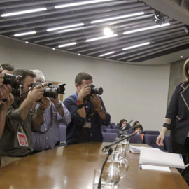 La ministra de Empleo, Fátima Báñez, con la vicepresidenta del Gobierno, Soraya Sáenz de Santamaría, el pasado viernes, antes de iniciar la rueda de prensa tras el Consejo de Ministros.