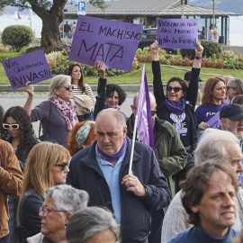Varias personas sujetan carteles durante una manifestación contra la violencia machista, a 25 de noviembre de 2023, en Santander.
