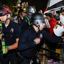 La Policía accede a la Universidad de California para disolver las protestas propalestinas.