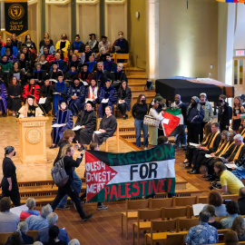 Estudiantes del St. Olaf College (Minnesota) protestando y exigiendo al colegio que desinvierta su financiación de inversiones de intereses israelíes.
