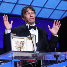 Sean Baker recibe la 'Palma de Oro' por 'Anora' en el 77º Festival de Cine de Cannes, a 25 de mayo de 2024.