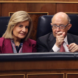 La ministra de Empleo, Fátima Báñez, y el ministro de Hacienda, Cristóbal Montoro, durante la sesión plenaria del Congreso sobre las pensiones. EFE/ Ballesteros