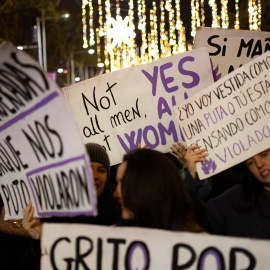 Varias mujeres muestran carteles, durante una manifestación por el 25N, a 25 de noviembre de 2023, en Barcelona, Catalunya.