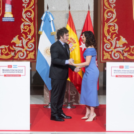 La presidenta de la Comunidad de Madrid, Isabel Díaz Ayuso, condecora al presidente de la República Argentina, Javier Milei, en la Real Casa de Correos, a 21 de junio de 2024, en Madrid
