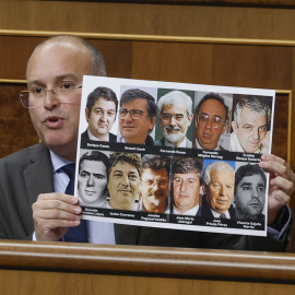 Miguel Tellado del PP con foto Víctimas ETA