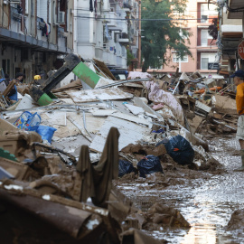 Retirada de enseres durante las labores de limpieza en una calle en Catarroja, València.