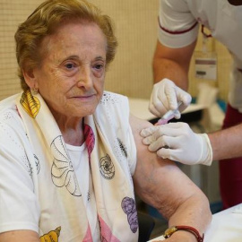 Salut recomana vacunar-se de la grip i de la COVID-19 a les persones a partir dels seixanta anys.