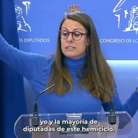 Mireia Vehí (CUP) enseña un feto de plástico en una bolsa: "Estoy harta de que los señores de extrema derecha me envíen cosas"