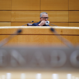 Ander Gil, presidente del Senado, tomando un café