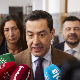 El presidente de la Junta de Andalucía, Juanma Moreno, atiende a los medios de comunicación durante la segunda jornada del Pleno del Parlamento andaluz en el Parlamento de Andalucía, a 9 de marzo de 2023 en Sevilla.
