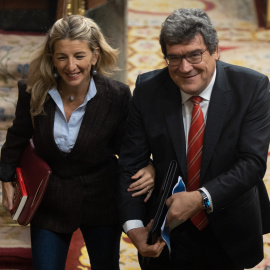 La vicepresidenta segunda y ministra de Trabajo y Economía Social, Yolanda Díaz y el ministro de Inclusión, Seguridad Social y Migraciones, José Luis Escrivá, durante una sesión plenaria, en el Congreso de los Diputados, a 21 de diciembre d