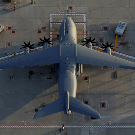 Vista de un Airbus A400M de transporte militar en la planta de ensamblaje de Sevilla. — Marcelo del Pozo / REUTERS