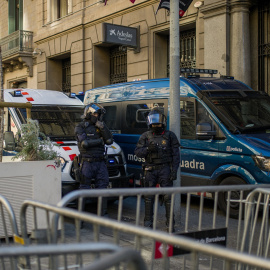 Dos detenidos por golpear a anciano con alzhéimer en residencia de Barcelona. Foto de archivo de dos mossos d'Esquadra.