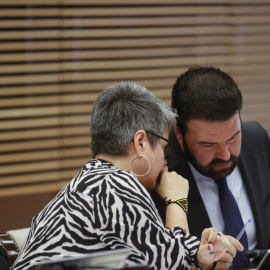 14/03/2023.- El diputado de EH Bildu Jon Iñarritu conversa con la diputada de ERC María Carvalho Dantas mientras participan en la Comisión de Interior del Congreso que debate la reforma de la ley de Seguridad Ciudadana, conocida como ley mo