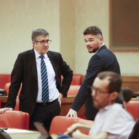 14/03/2023.- El portavoz de ERC, Gabriel Rufián (d), conversa con el portavoz del PSOE, Patxi López, a su llegada a la reunión de la Junta de Portavoces del Congreso, este martes. EFE/ Javier Lizón