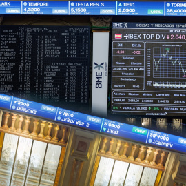 Un panel del Ibex 35 en el Palacio de la Bolsa, a 9 de febrero de 2023, en Madrid (España).