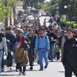 Solicitantes de asilo caminan por una calle de la isla griega de Quíos. / ORESTIS PANAGIOTOU (EFE)