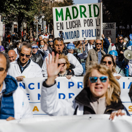 Médicos y pediatras de Atención Primaria y Urgencias Extrahospitalarias con bata blanca sujetan pancartas durante una manifestación para reclamar mejoras en el primer nivel asistencial, a 15 de marzo de 2023, en Madrid (España).