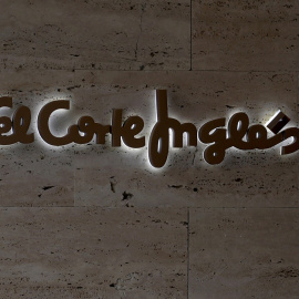 el logo del grupo de distribución El Corte Ingles, en una de sus tiendas en Madrid. REUTERS/Sergio Perez.