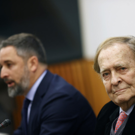 16/03/2023.- El candidato a la Presidencia del Gobierno, Ramón Tamames (d), acompañado del líder del partido, Santiago Abascal (i), informa de los motivos para pedir al Congreso que desaloje a Pedro Sánchez de La Moncloa, este jueves en el 