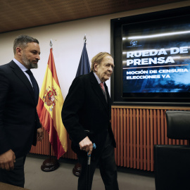 16/03/2023.- El candidato a la Presidencia del Gobierno, Ramón Tamames (d), acompañado del líder del partido, Santiago Abascal (i), informa de los motivos para pedir al Congreso que desaloje a Pedro Sánchez de La Moncloa, este jueves en el 