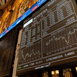 Un panel del Ibex 35 en el Palacio de la Bolsa, a 9 de febrero de 2023, en Madrid (España).