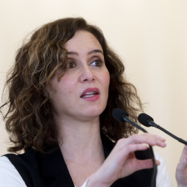 La presidenta de la Comunidad de Madrid, Isabel Díaz Ayuso, durante una rueda de prensa tras una encuentro con el ministro consejero y encargado de Negocios de la Embajada de Ucrania en España, en la Real Casa de Correos, a 28 de febrero de