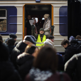 01/03/2022.- Ciudadanos procedentes de Ucrania se reencuentran con sus familiares a su llegada, este martes, a la estación de tren de Przemsyl, en Polonia.