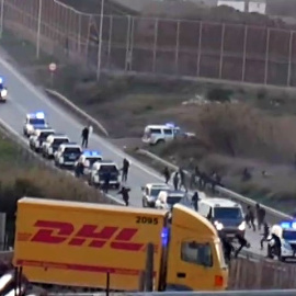 Decenas de inmigrantes entran a Melilla en una segunda madrugada de presión