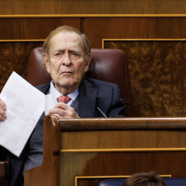 Imagen de Ramón Tamames sujetando su discurso en la moción de censura, a 22 de marzo de 2023.