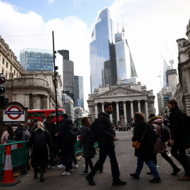 Los peatones pasan por delante de la sede del Banco de Inglaterra, en la City (el distrito financiero) de Londres. REUTERS/Henry Nicholls.
