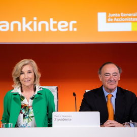 La consejera delegada de Bankiner, María Dolores Dancausa (i), y el presidente de la entidad, Pedro Guerrero, en la junta de accionistas.