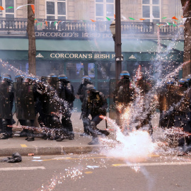 Fuegos artificiales impactan contra las fuerzas de seguridad en la manifestación contra la reforma de las pensiones en París, a 23 de marzo de 2023.