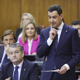 El presidente de la Junta de Andalucía, Juanma Moreno, responde a la pregunta del secretario general del PSOE de Andalucía y Portavoz del Grupo Parlamentario Socialista, Juan Espadas.