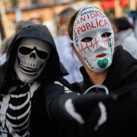 Dos personas con máscaras protestan durante una concentración de médicos y pediatras de Atención Primaria, por el centro de Madrid, a 15 de febrero de 2023, en Madrid (España).