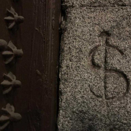 El símbolo de Sine Iure en el número 19 de la Plazuela de San Ginés, junto al arco.