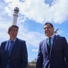 El presidente de la Junta, Juanma Moreno, (d) junto al vicepresidente de la Junta y consejero de Turismo, Juan Marín, (i) durante la rueda de prensa tras Consejo de Gobierno de la Junta de Andalucía en el Monasterio de Santa María de la Ráb