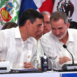 Pedro Sánchez y el rey Felipe VI, en la Cumbre Iberoamericana celebrada en Santo Domingo.