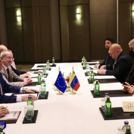 El alto representante para la Política Exterior de la UE, Josep Borrell, y en el ministro de Exteriores venezolano, Félix Plasencia, este 12 de marzo de 2022 en Antalya (Turquía).