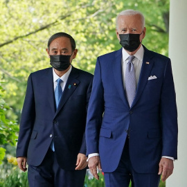 Joe Biden y el primer ministro de Japón, Yoshihide Suga, caminan por la columnata para participar en una conferencia de prensa conjunta en el Rose Garden de la Casa Blanca en Washington, DC el 16 de abril de 2021.