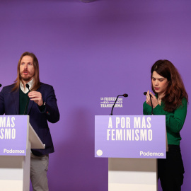 27/03/2023.- Los portavoces de Podemos, Isa Serra y Pablo Fernández, durante la rueda de prensa ofrecida este lunes en la sede de la formación, en Madrid. EFE/ Zipi