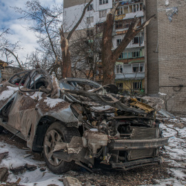 Un coche destruido durante un bombardeo en el centro de Kharkiv, Ucrania, el 13 de marzo de 2022.