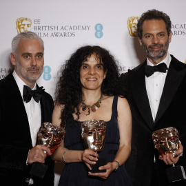 Iain Canning, Tanya Seghatchian y Emile Sherman posan con su premio a la Mejor Película por 'El poder del perro' este domingo 13 de marzo de 2022.